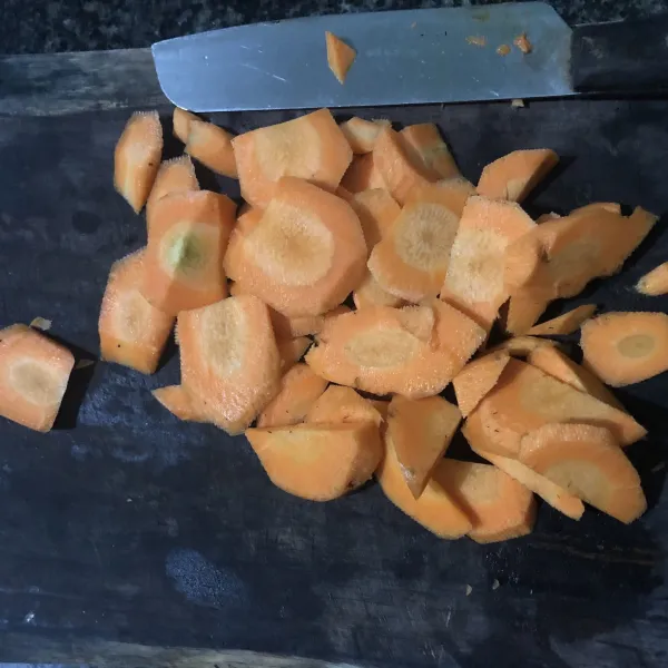 Potong-potong wortel sesuai selera