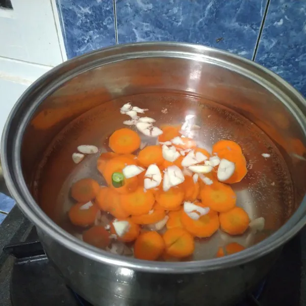 Kemudian masukan irisan wortel.