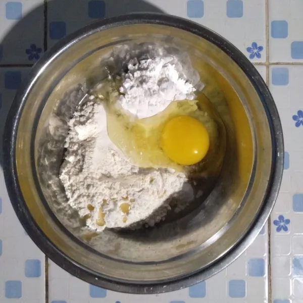 Buat adonan tepung dengan mencampurkan tepung terigu, tepung tapioka, telur, merica, garam dan 100 ml air