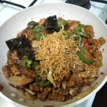 Masukan teri goreng, masak hingga bumbu menyerap