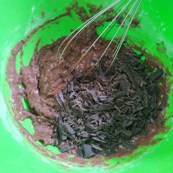 Selanjutnya masukkan coklat batang aduk lagi asal rata.