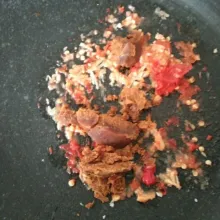 Haluskan bawang putih, cabe rawit, garam dan gula merah
