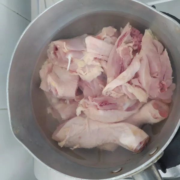 Cuci bersih ayam, kemudian rebus hingga empuk. Sisihkan
