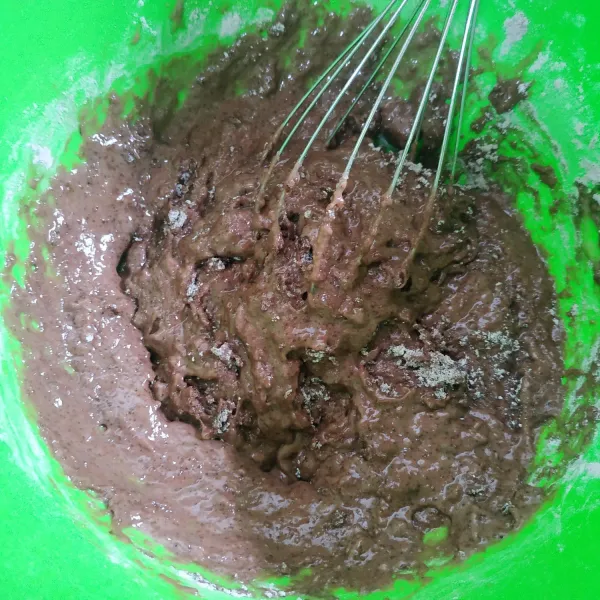 Tuang bahan cair ke dalam bahan kering aduk sebentar asal rata. Jangan terlalu lama mengaduknya supaya muffin tidak bantat.