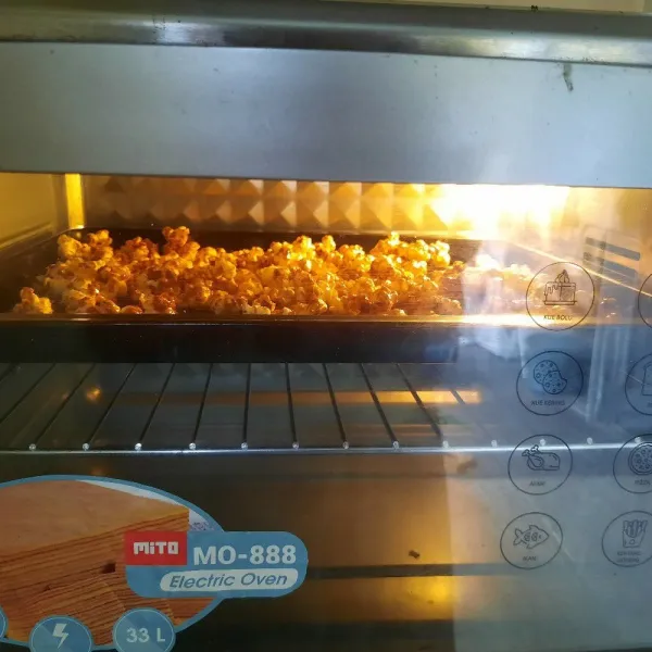 Oven brondong jagung pada suhu 150°C selama 5-10 menit. Keluarkan dari oven. Siap disajikan.