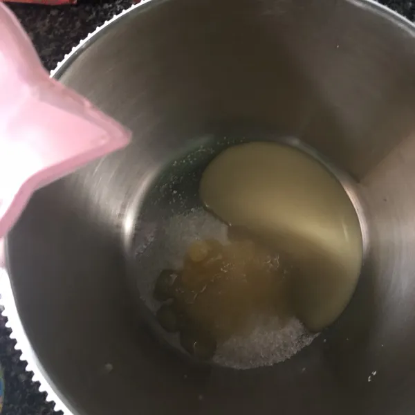 Campurkan semua bahan ice cream oreo lalu masak dengan api kecil sampai mengental kecuali sp dan oreo.