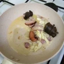 Tumis bawang putih, bawang merah, lengkuas dan daun salam hingga harum
