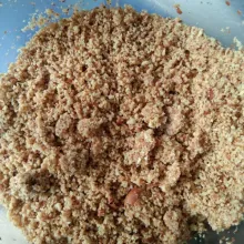 Haluskan kacang tanah sangrai, sisihkan