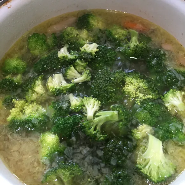 Masukkan brokoli, kaldu bubuk, garam dan gula, masak hingga matang. Tes rasa.