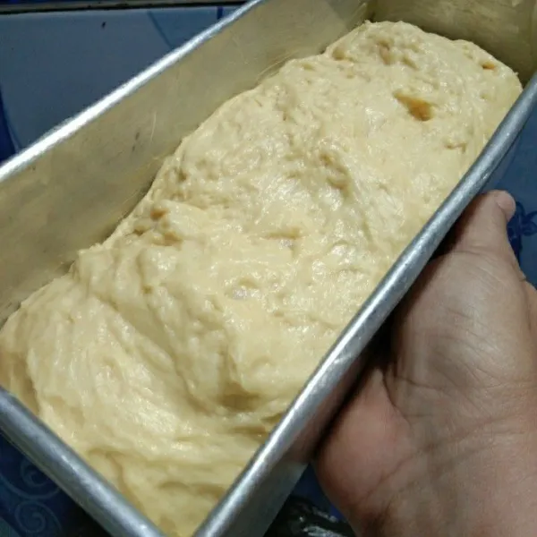 Kempiskan adonan, siapkan loyang yang telah diolesi margarin, panggang hingga matang sesuai dengan oven masing masing.
