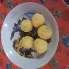 Pipihkan adonan kemudian masukan gula secukupnya, bulat-bulatkan.