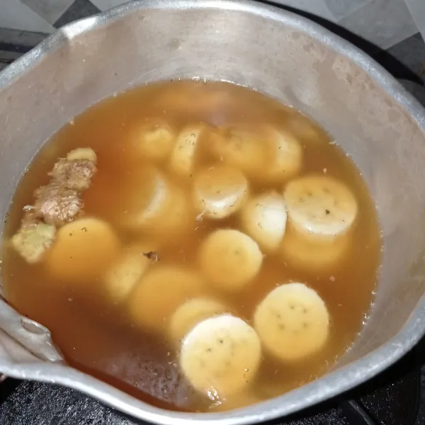 Masukkan pisang dan air jeruk nipis aduk rata, masak sebentar saja.