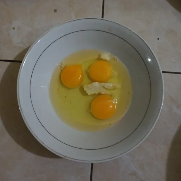 Campur telur dan bumbu halus, aduk rata