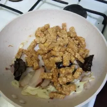 Masukam tempe goreng, aduk rata