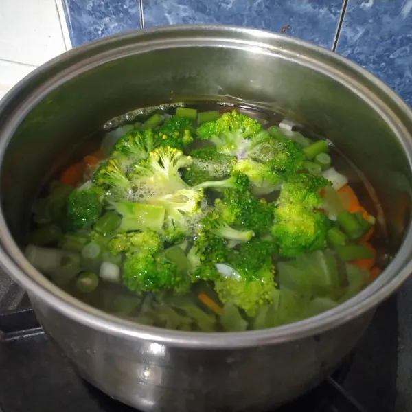 Setelah lunak, masukan rebusan brokoli. Beri garam, dan kaldu jamur. Aduk rata, tes rasa.