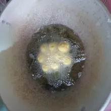 Panaskan minyak, goreng adonan ubi hingga kecoklatan.