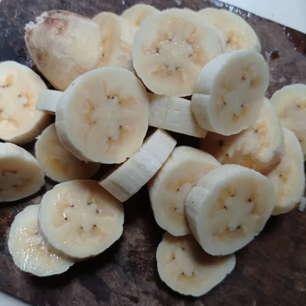 Potong-potong pisang sesuai selera, sisihkan.