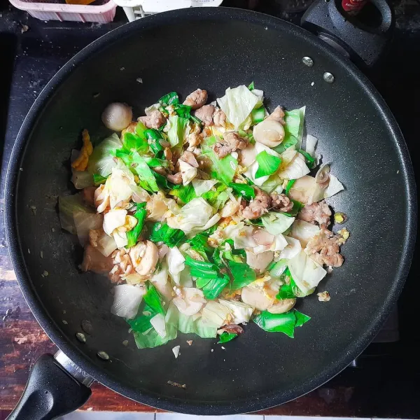 Masukkan sayur mulai dari yang keras dulu, tambahkan saus tiram, aduk rata lalu giliran mienya masuk.