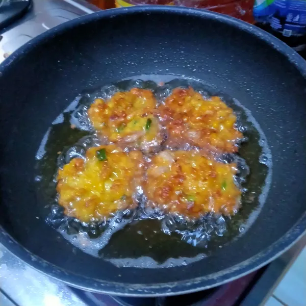 Kemudian goreng hingga kecoklatan.