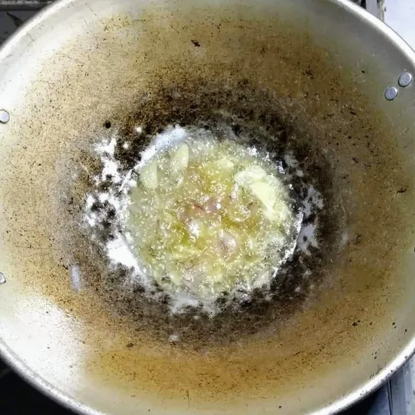 Panaskan minyak, tumis bawang merah dan bawang putih sampai harum.