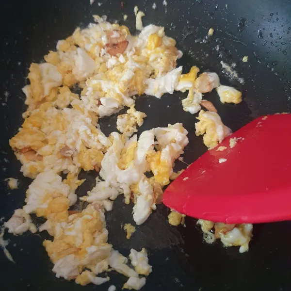 Pecahkan telur, buat orak-arik.
