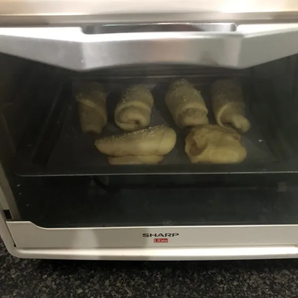 Beri olesan pada roti. Lalu oven dengan suhu 190° selama -+15 menit api atas bawah dan -+ 5 menit api atas. Setelah matang, beri olesan butter.