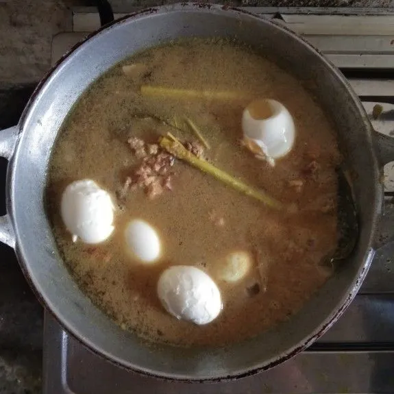 Tanbahkan telur ayam.