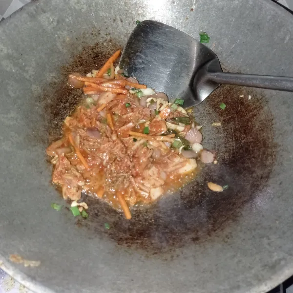 Masukkan potongan kimchi, aduk rata masak sampai setengah matang.