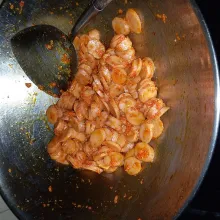 Tumis bumbu halus hingga harum. Masukan air, gula, garam, kaldu bubuk dan sosis. Masak hingga air menyusut. Matikan api.