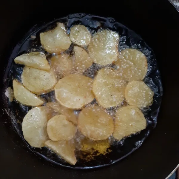 Kupas kentang, cuci bersih dan iris-iris. Kemudian goreng kentang hingga matang.