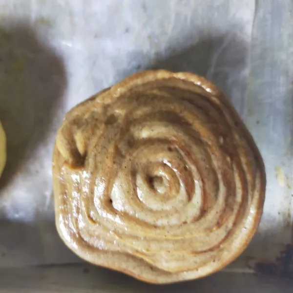 Setelah double size semprotkan topping sampai 3/4 bagian dough saja. Panggang dengan suhu 175 api atas bawah selama 25 menit.