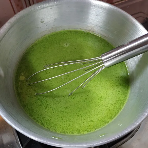 Campur semua bahan puding lumut, aduk hingga tercampur rata. Kemudian masak sampai mendidih sambil sesekali diaduk.