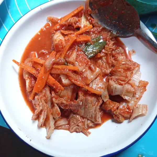 Gunting kimchi kecil-kecil, sisihkan.