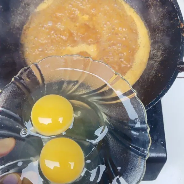 Masukan telur aduk kasar supaya textur telur terlihat dan garam serta kaldu bubuk secukupnya
