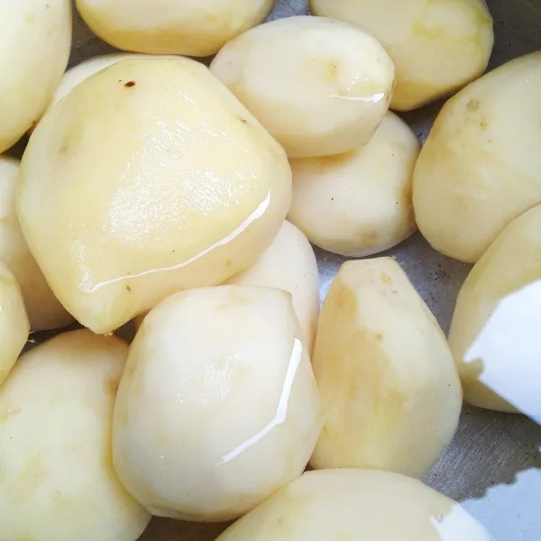 Kupas dan cuci bersih kentang.