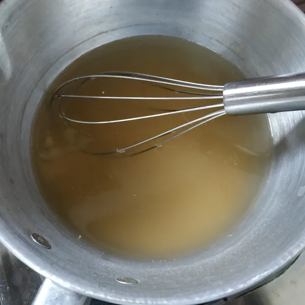 Masak sampai mendidih agar-agar, gula dan air.