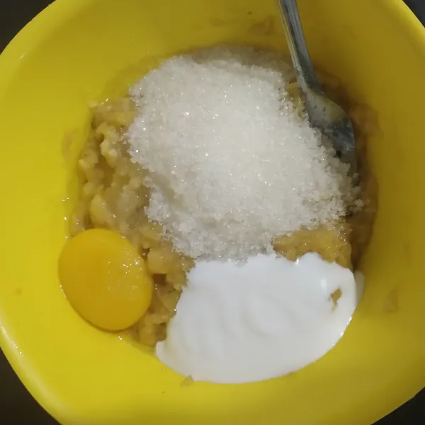 Masukkan kuning telur, gula pasir dan santan ke dalam pisang yang sudah di lumatkan, aduk rata.