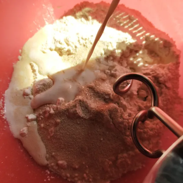 Tambahkan susu cair lalu uleni/ mixer hingga 1/2 kalis.