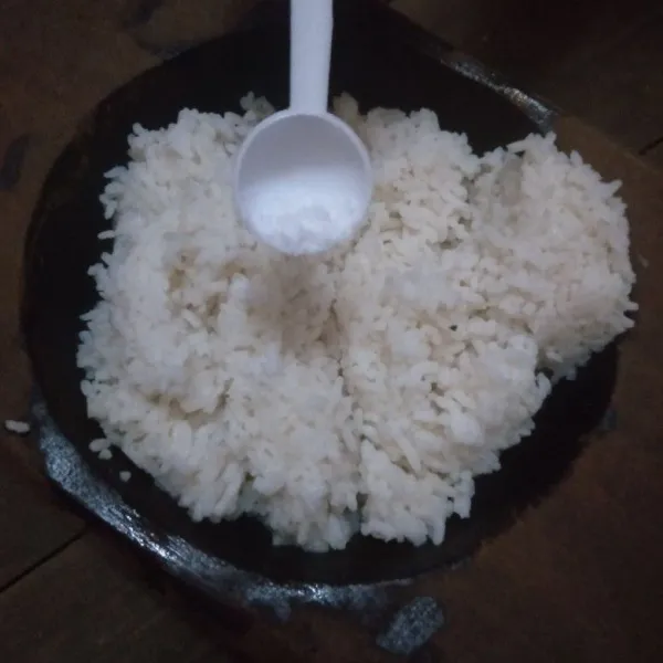 Campur nasi dengan 1/2 sdt garam, aduk rata