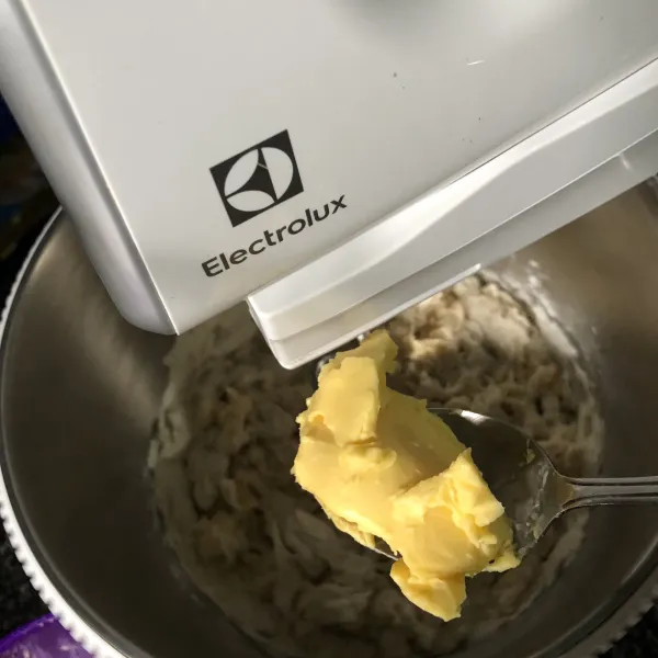 Setengah kalis, masukkan butter. Mixer hingga adonan kalis. Istirahatkan adonan selama -+1 jam