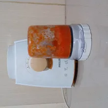 Potong bawang merah, bawang putih dan cabe. Tambahkan minyak goreng. Blender hingga halus.