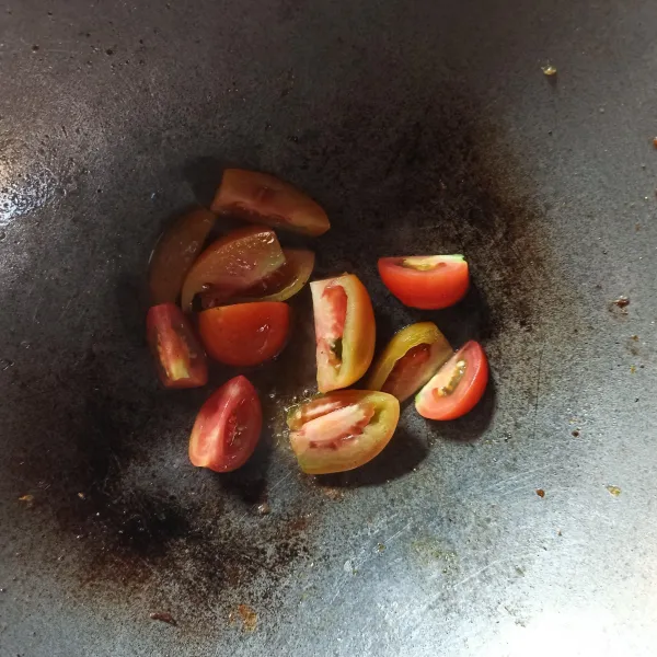 Goreng tomat hingga layu.