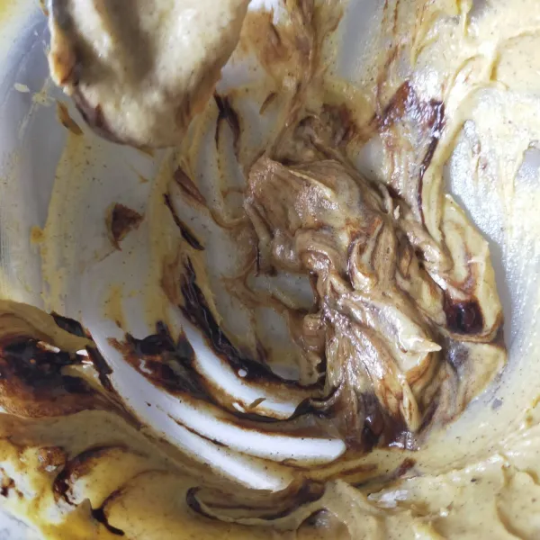 Buat toppingnya : campur butter dan gula halus, aduk rata menggunakan wisk. Lalu tambahkan telur dan kopi, aduk rata kembali. Terakhir masukkan tepung terigu, aduk rata. Tuang adonan topping ke dalam plastik segitiga. Sisihkan.