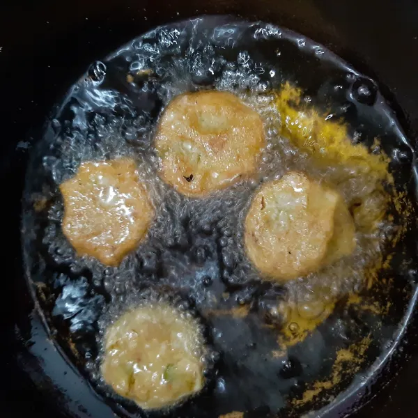 Goreng perkedel dalam minyak panas sedang hingga golden brown. Angkat dan tiriskan.