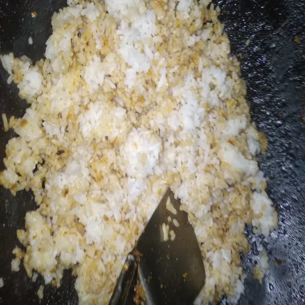 Masukan nasi, aduk beberapa menit lalu tambahkan garam, gula, penyedap rasa (sesuai selera). Nasi goreng rempah siap disajikan. (Boleh ditambahkan bawang goreng, bakso, telur, atau sosis)