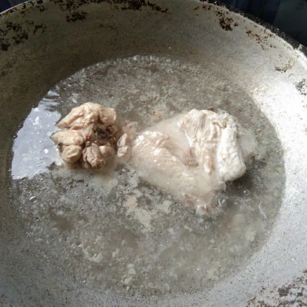 Rebus daging ayam, tiriskan kemudian suwir suwir.
