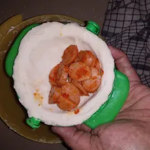 Ambil adonan secukupnya. Pipihkan lalu masukan isian. Kemudian cetak.