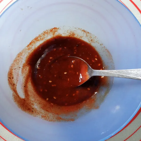 Dalam wadah  campur saus tiram, saus sambal, saus tomat, kecap asin, lada, kaldu bubuk, wijen dan cabe bubuk. Aduk rata