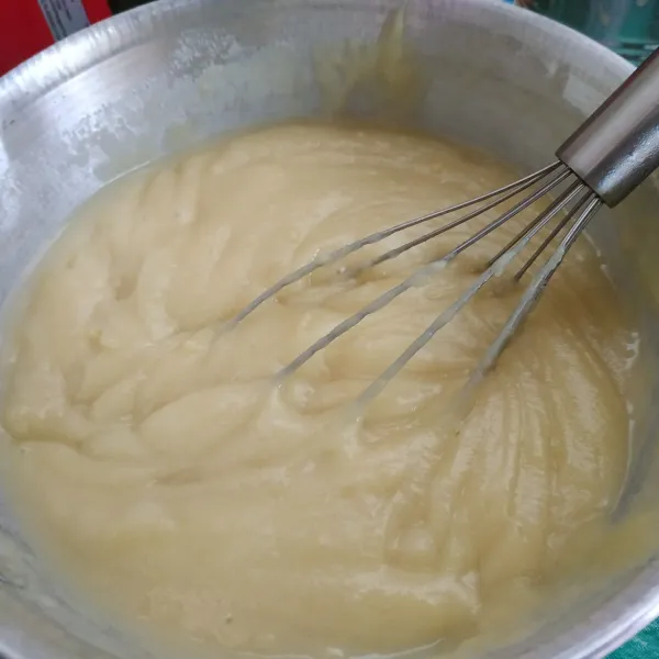 Masukkan agar-agar kedalam adonan tepung, aduk menggunakan whisk atau mixer hingga adonan tercampur rata dan tidak menggumpal.