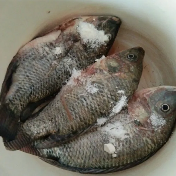 Marinasi ikan yang telah dicuci dengan bumbunya, aduk rata diamkan minimal 30 menit supaya meresap.